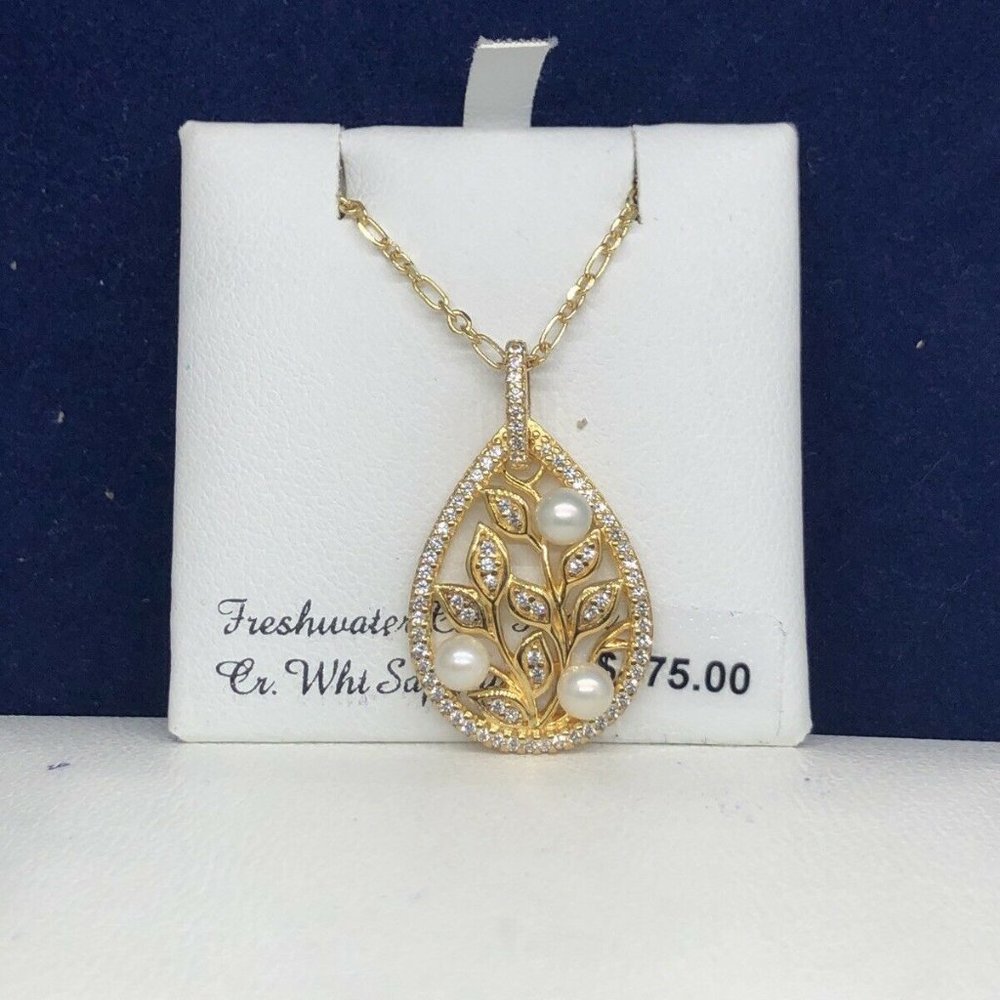 18kt Gold  Pearl Teardrop leaf necklace NWOT $175